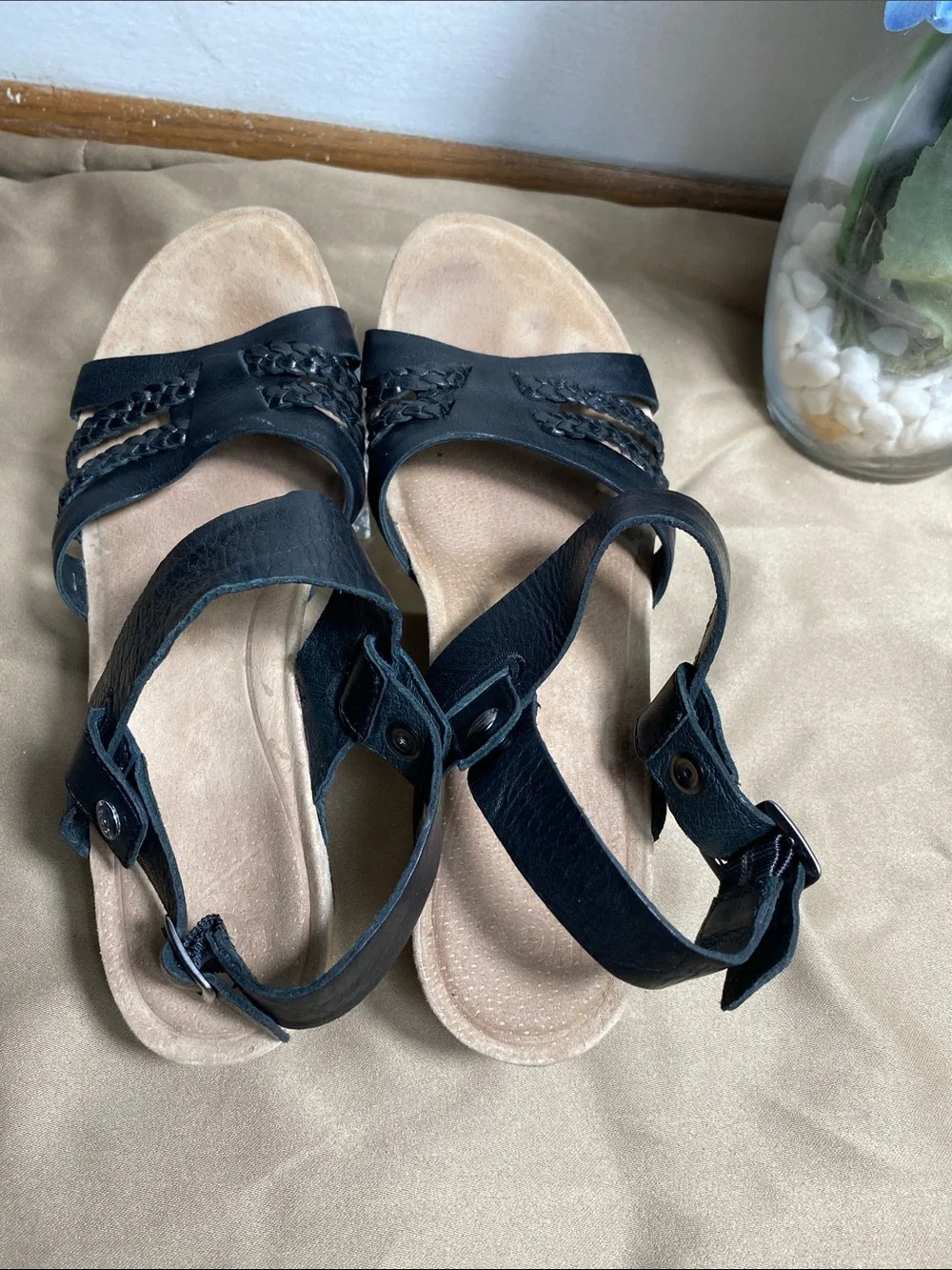 UGG Serinda Wedge Heel Sandals Size 7 Black Leather Slingback Great Condit
